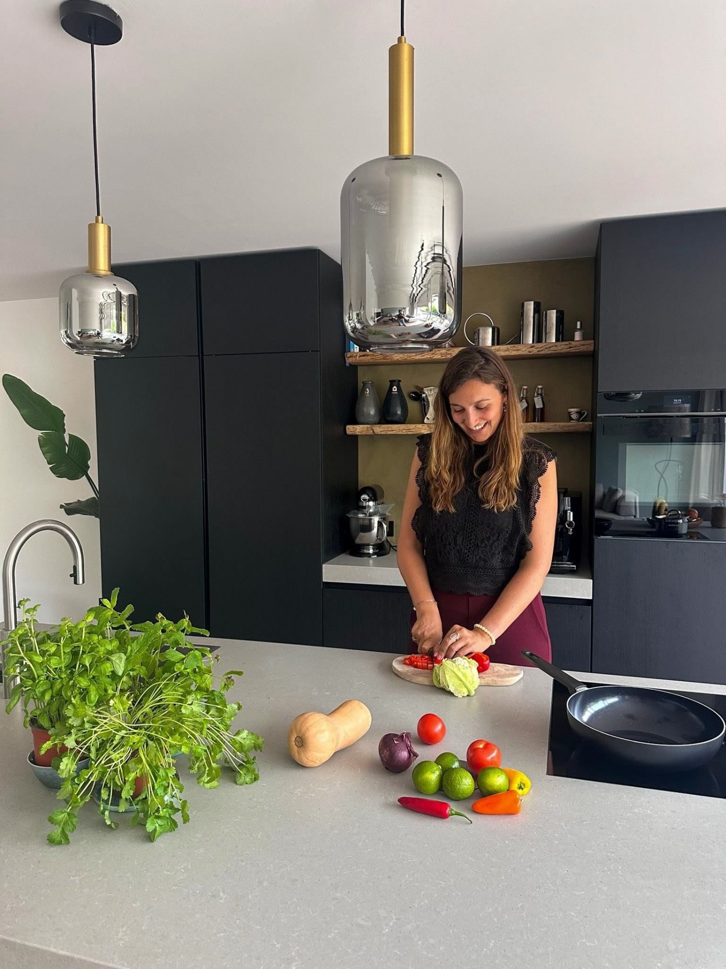 Leonie in de keuken met verse groenten